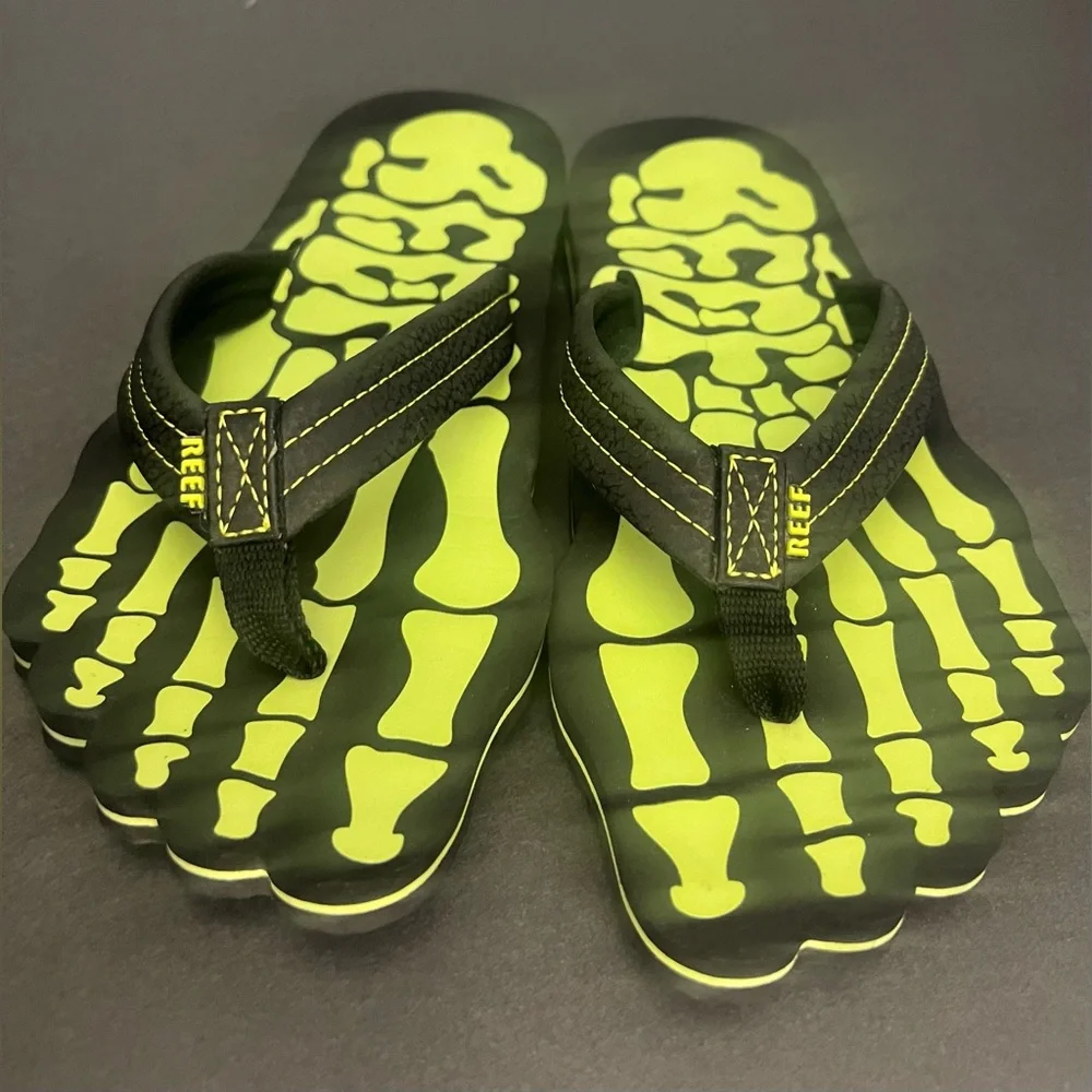 Reef- Sandals, Youth Glow in the dark flip flops - Length of Sandals- 8.5 inches